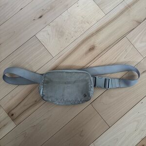Lululemon Athletica Gray‎ Belt Bag